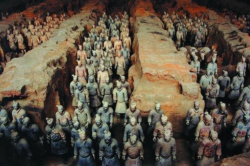 兵马俑中间那个长土堆是干什么用的?里面有什么财宝吗?