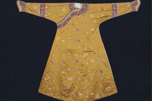 清朝官员见皇帝为什么要拍袖子?清朝服饰有什么特点?
